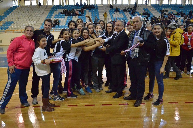 Adana’da Okullararası Genç Kızlar Hentbol Müsabakaları