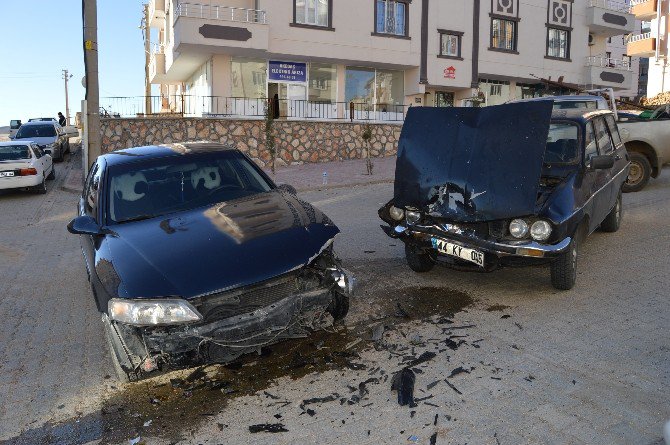 Besni’de İki Otomobil Çarpıştı