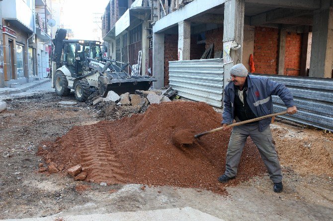 Bornova’da Yol Çalışmaları Aralıksız Sürüyor