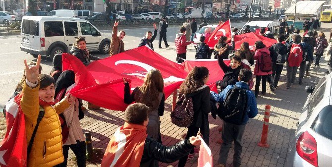 Bursa’da Orta Okul Öğrencileri Terörü Lanetledi