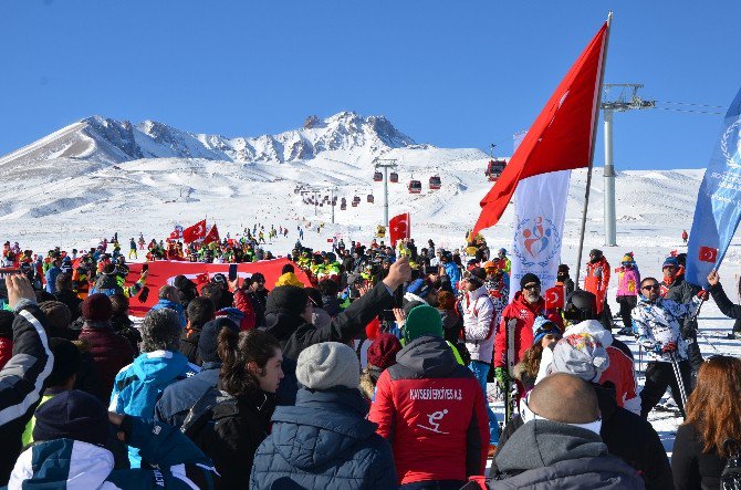 Kayakçılar Erciyes’te Dev Türk Bayrağı Açtı