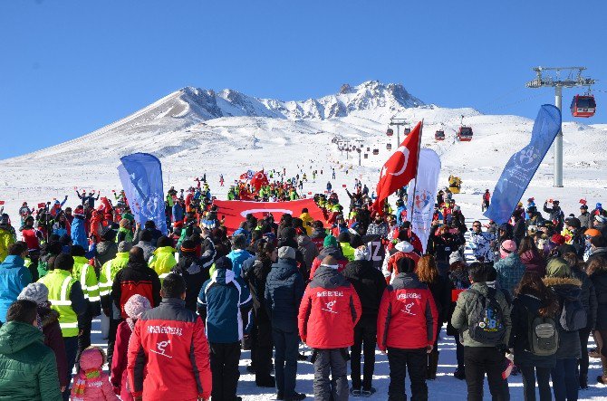 Kayakçılar Erciyes’te Dev Türk Bayrağı Açtı