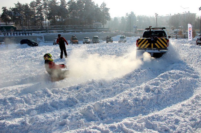 Erzurum’da Kar Üzerinde Lastik Raftingi