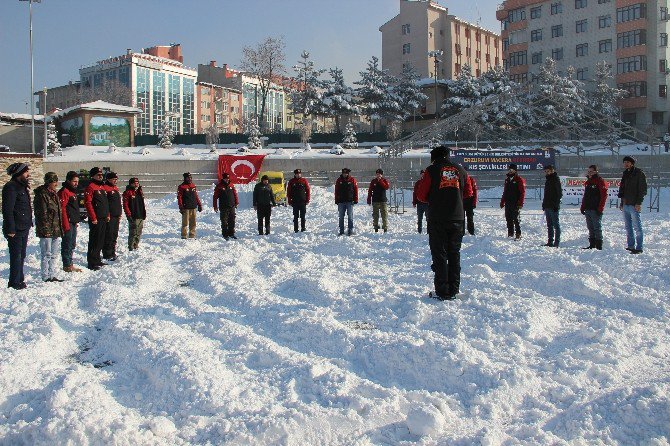 Erzurum’da Kar Üzerinde Lastik Raftingi