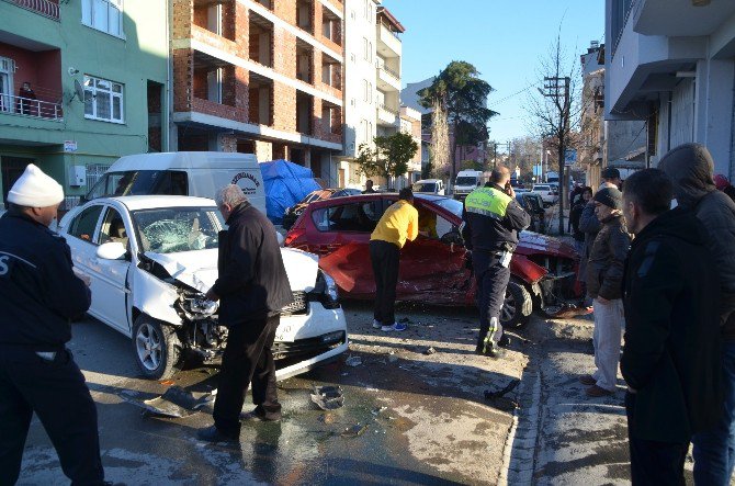 Bafra’da 2 Otomobil Çarpıştı: 3 Yaralı