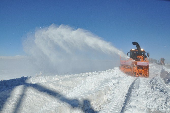 Kars’ta Karayolları Ekipleri Eksi 30’da Yolları Açıyor