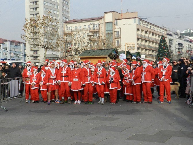 Kosova’da Noel Babalar Yoksul Çocuklar İçin Koştu