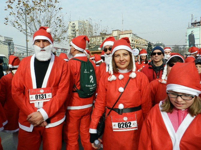 Kosova’da Noel Babalar Yoksul Çocuklar İçin Koştu