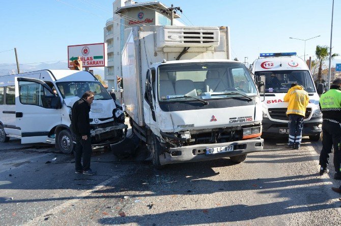 Milas’ta Öğrenci Servisi İle Kamyonet Çarpıştı; 2 Yaralı