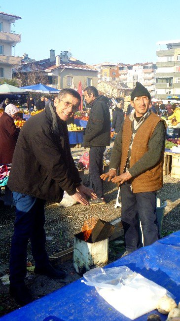 Soğuktan Etkilenen Pazarcı Çareyi Tezgahın Arkasına Soba Kurmakta Buldu