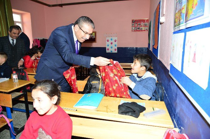 Yabancı Uyruklu Öğrencilere Eğitim Seti Dağıtıldı