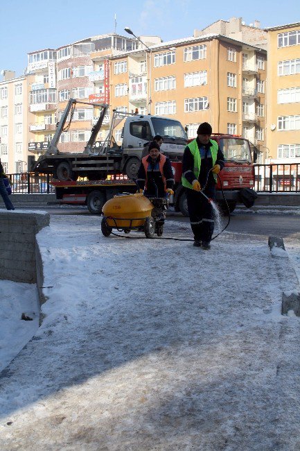 Yozgat Belediyesi’nden Buzlanmaya Solüsyonlu Çözüm