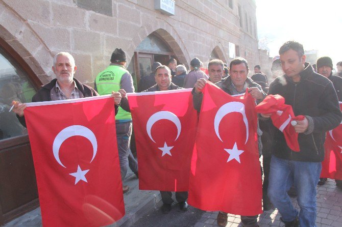 İncesu Belediyesi Vatandaşlara 3 Bin Adet Türk Bayrağı Dağıttı