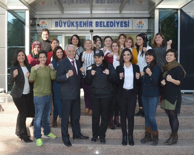 Kadınlara Dövüş Ve Savunma Eğitimi