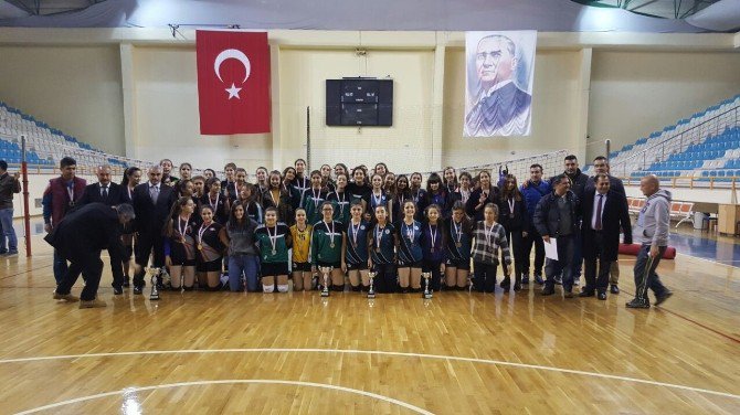 Voleybolda Lokman Hekim Anadolu Lisesi Şampiyon