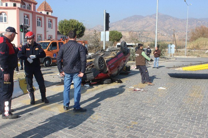 Kırmızı Işık İhlali Sonucu Meydana Gelen Kaza Saniye Saniye Kaydedildi