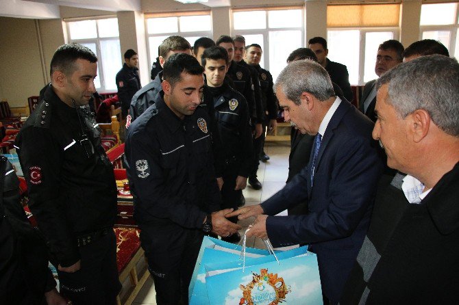 Demirkol’dan Çevik Kuvvet Polislerine Moral Ziyareti