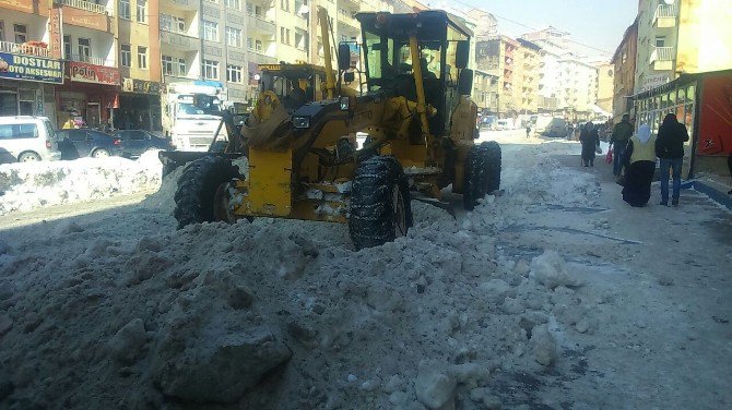 Hakkari’deki Kar Yığınları Temizleniyor