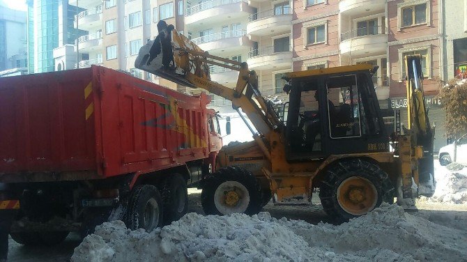 Hakkari’deki Kar Yığınları Temizleniyor