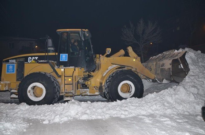 Palandöken Belediyesi Kamyonlarla Şehir Dışına Kar Taşıyor