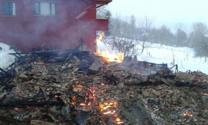 Kastamonu’da 2 Katlı Ahşap Ev Kül Oldu