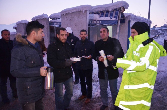 Dondurucu Soğukta Nöbet Tutan Polislere Sıcak İkram