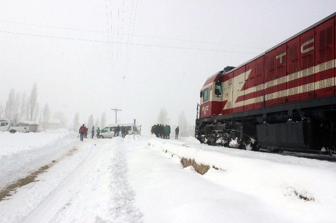 Tren Öğrenci Servisine Çarptı: 2 Yaralı