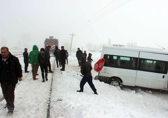 Tren Öğrenci Servisine Çarptı: 2 Yaralı