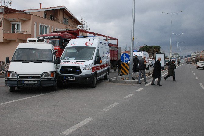 Ambulansa Minibüs Çarptı