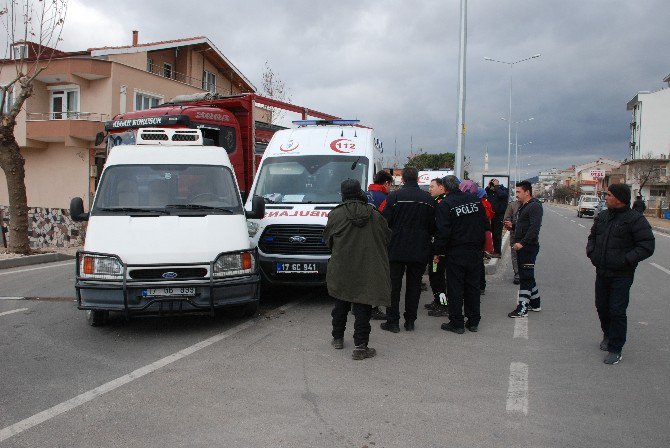 Ambulansa Minibüs Çarptı