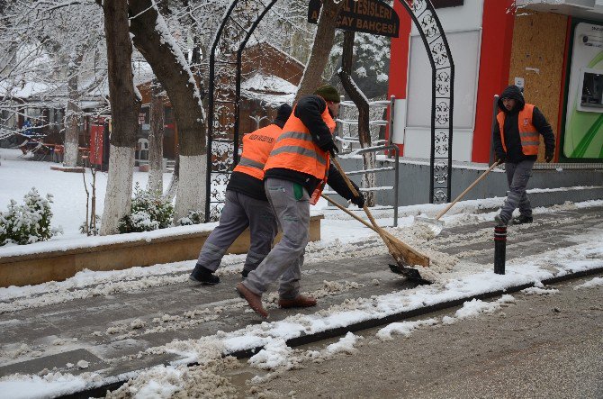 Temizlik İşçileri Yaya Kaldırımlarını Hummalı Bir Şekilde Temizliyor