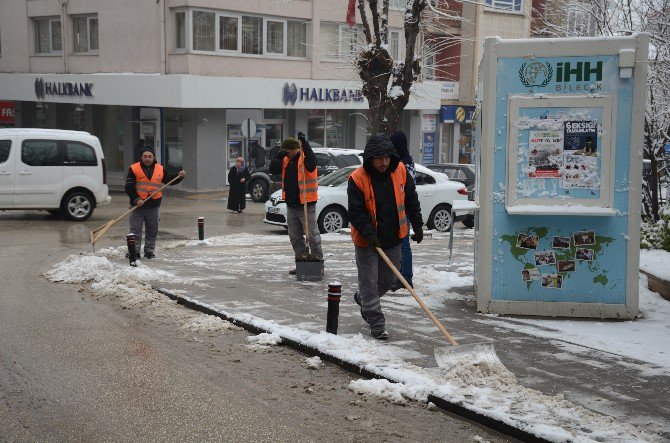 Temizlik İşçileri Yaya Kaldırımlarını Hummalı Bir Şekilde Temizliyor