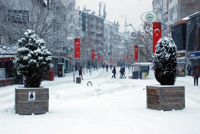 Bolu’da Kar Yağışı Aralıksız Devam Ediyor