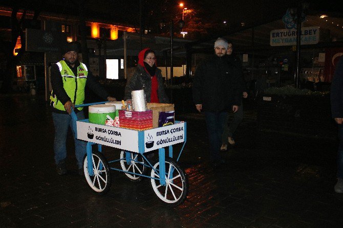 Buz Gibi Soğukta Gönüllü Gençler Her Gece Çorba Dağıtıyor...