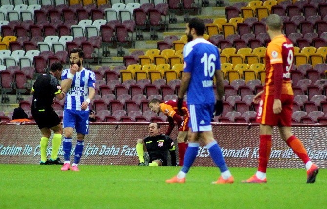 Galatasaray - Tuzlaspor Maçında Yan Hakem Sakatlandı