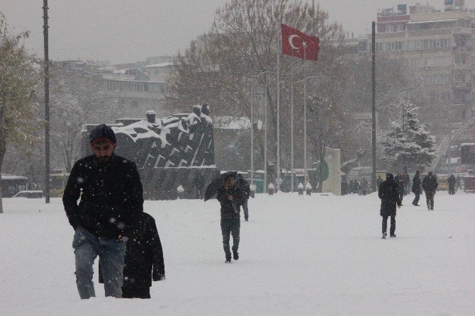 Gaziantep’te Kar Yağışı Hayatı Felç Etti