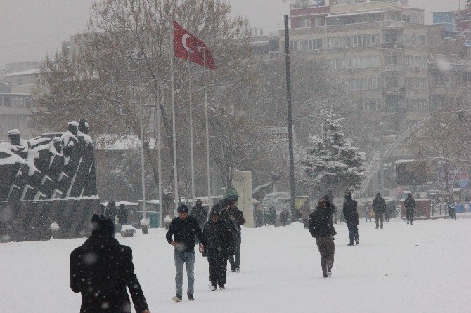 Gaziantep’te Kar Yağışı Hayatı Felç Etti