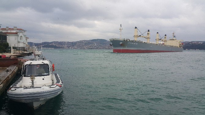 Yük Gemisi Boğaz’da Yalılara Metreler Kala Karaya Oturdu