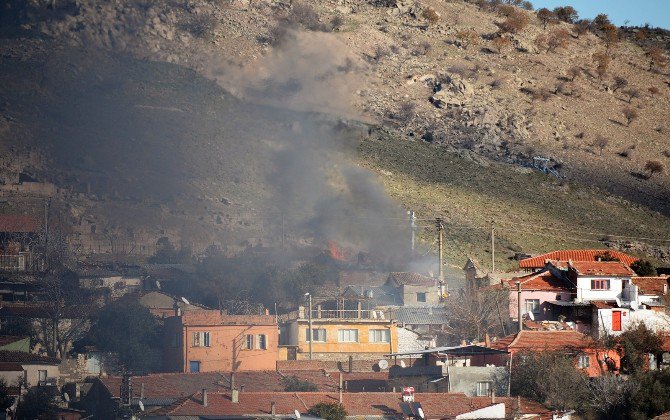 Bergama’da İki Evde Çıkan Yangın Paniğe Yol Açtı