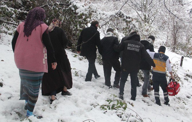 Ticari Taksi Dereye Yuvarlandı: 3 Yaralı