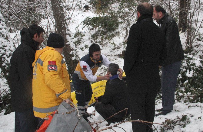 Ticari Taksi Dereye Yuvarlandı: 3 Yaralı