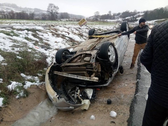 Kaygan Yolda Otomobil Takla Attı: 2 Yaralı