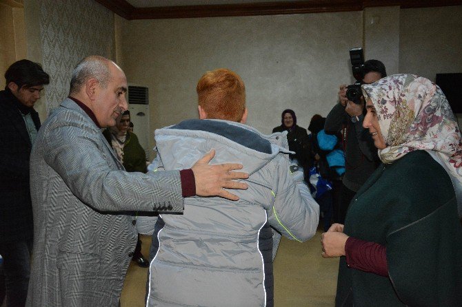 Kilis Belediyesinden İhtiyaç Sahibi Çocuklara Mont Ve Bot Yardımı