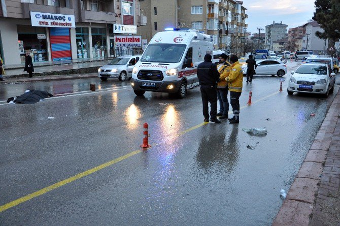 17 Yaşındaki Kız Yolun Karşısına Geçmek İsterken Canından Oldu