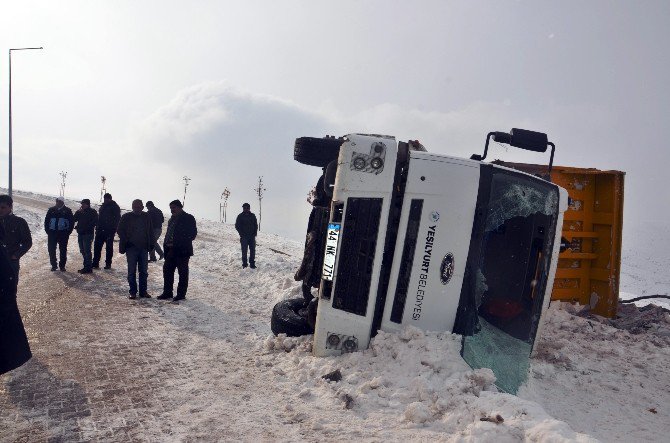 Çöp Kamyonu Devrildi: 3 Yaralı