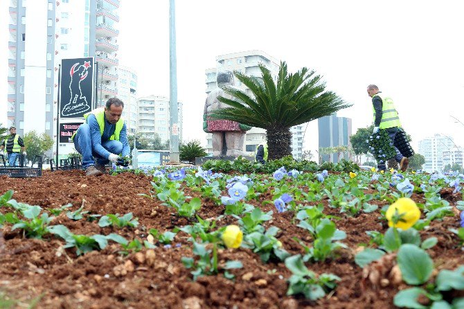 Mersin’in Her Yanı Çiçeklerle Donatılıyor