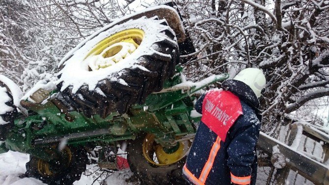 Devrilen Traktörün Altında Kalan Sürücü Hayatını Kaybetti