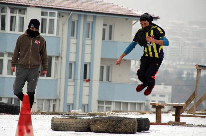 Pöh Sınavlarına Hazırlanmak İçin İnşaat Malzemelerinden Parkur Yaptılar