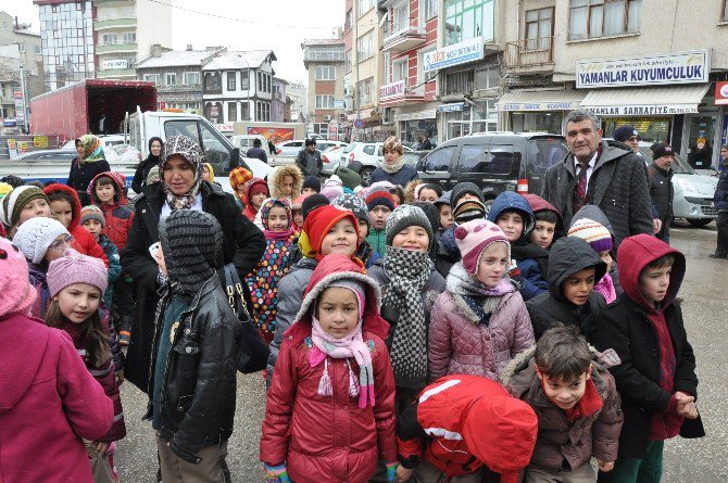 Sandıklı’da Öğrenciler Harçlıklarını Halep’e Bağışladı