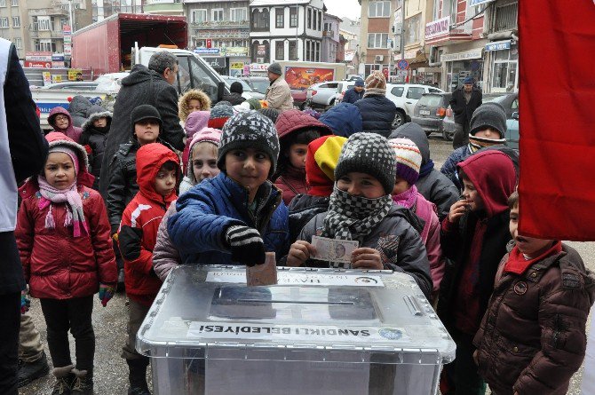 Sandıklı’da Öğrenciler Harçlıklarını Halep’e Bağışladı